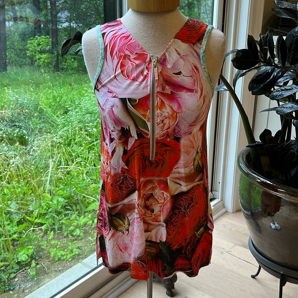 NWT Eva & Claudi large cabbage rose print sleeveless 1/4 zip front top